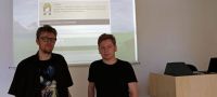 Enrico Fischer und Martin Elicki (v.li.n.re.), Informatik-Studierende der Hochschule Anhalt, präsentieren das Prüfungsvorbereitungsspiel „Argraria – der grüne Mond“.